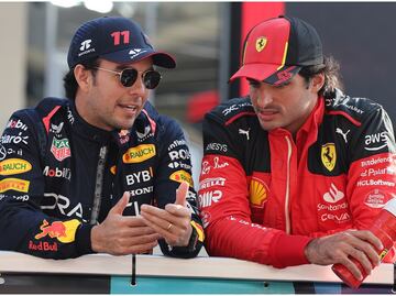 VIDEO: 'Checo' Pérez trolleó a Carlos Sainz pegándole una calcomanía de Red Bull... ¿lo quiere de compañero?