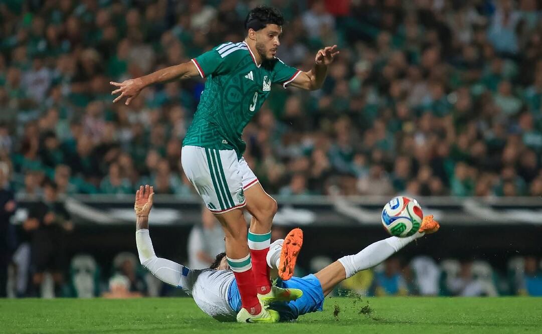 Raúl Jiménez toca el balón durante el partido entre México y Uruguay en el TSM Corona. FOTO: Imago7