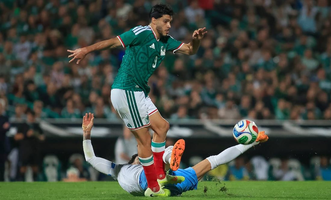 Raúl Jiménez toca el balón durante el partido entre México y Uruguay en el TSM Corona. FOTO: Imago7