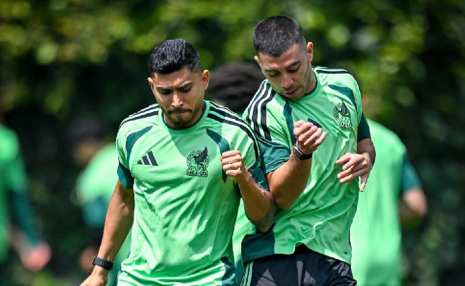 Orbelín Pineda realiza uno de los ejercicios de la Selección junto a Erik Lira. FOTO: Imago7