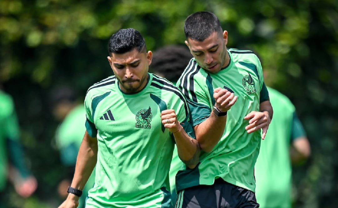 Orbelín Pineda realiza uno de los ejercicios de la Selección junto a Erik Lira. FOTO: Imago7