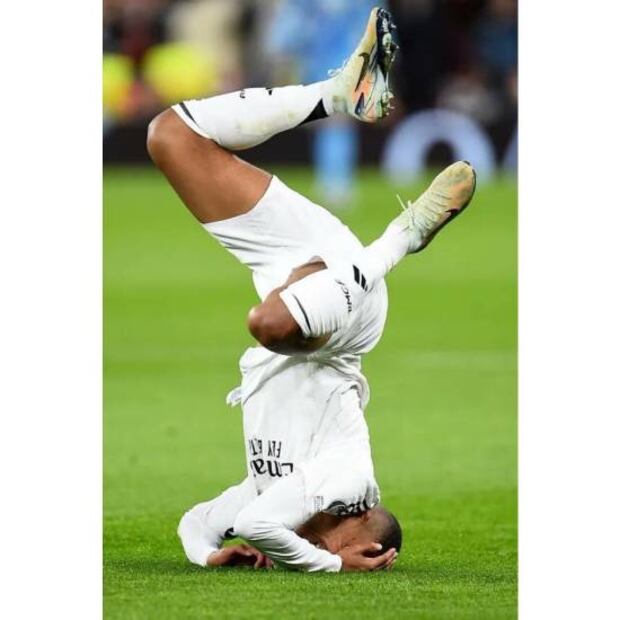 Kylian Mbappé se hizo viral en redes sociales por esta caída en el partido entre Liverpool y Real Madrid. Foto: Especial