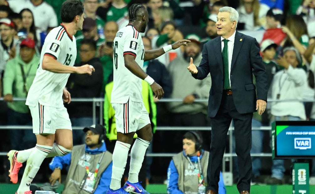 Javier Aguirre celebra la anotación de Julián Quiñones en el duelo ante República Checa. FOTO: Imago7