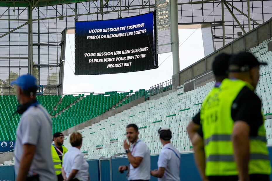 La pantalla de video anuncia que el partido entre Argentina y Marruecos en el fútbol masculino de los Juegos Olímpicos ha sido suspendido - Foto: AP