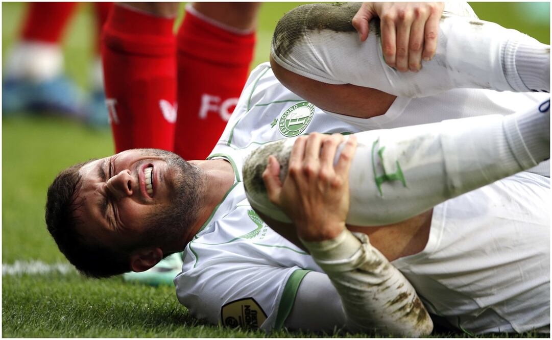 Santi Giménez se queja ante el Twente en Eredivisie / FOTO: EFE