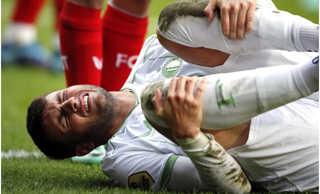 Santi Giménez se queja ante el Twente en Eredivisie / FOTO: EFE