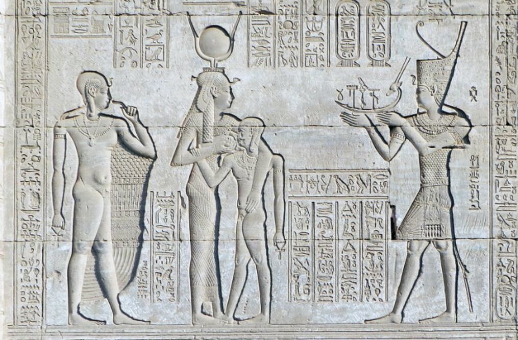 En unas tablas del faraón Akenatón (1385 a.C.) se dice que él, su esposa Nefertiti y sus hijos, permanecían desnudos dentro del Palacio Real, con el fin de desarrollarse espiritual y físicamente. Posteriormente, los sacerdotes obligaron a Tutankamón a erradicar esas costumbres. (Foto: Pixabay)