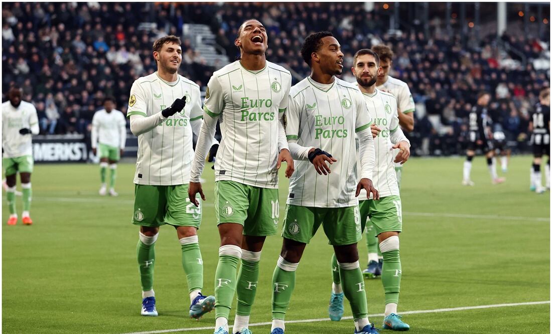 Santi Giménez y jugadores del Feyenoord festejando un gol / FOTO: EFE