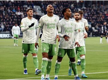 Santi Giménez asistió en goleada del Feyenoord sobre el Heracles