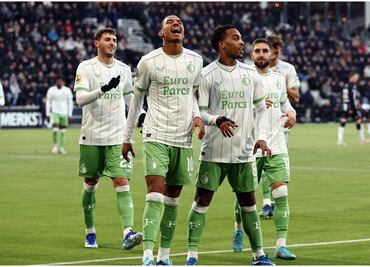 Santi Giménez asistió en goleada del Feyenoord sobre el Heracles