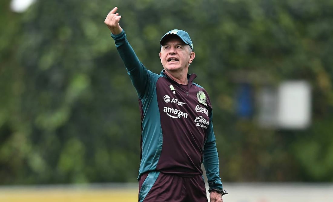 Javier Aguirre estuvo a nada de ser golpeado por uno de sus dirigidos. Foto: Imago7