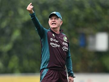 Javier Aguirre reveló que se tuvo que esconder de un jugador: "Me quería romper la madre"