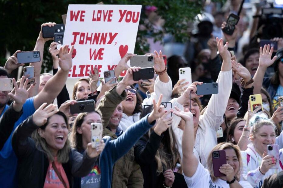 Fotos: Las muestras de cariño a Johnny Depp de sus fans durante el juicio contra Amber Heard