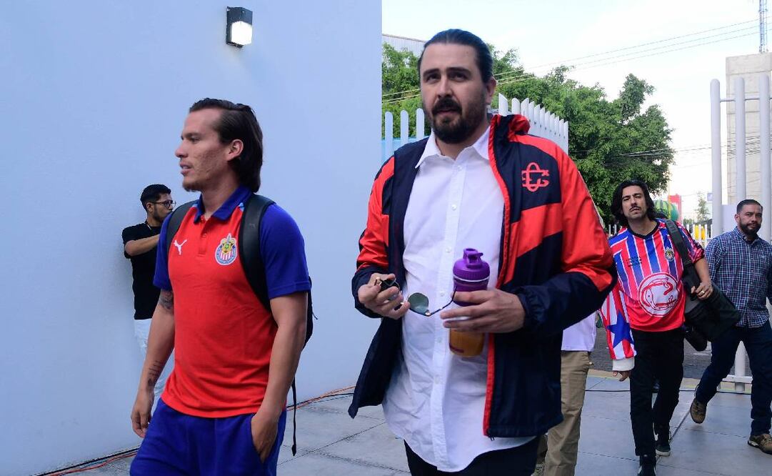 Amaury Vergara deseó buena suerte a los jugadores de Chivas antes de su debut en el Clausura 2025. Foto: Imago7