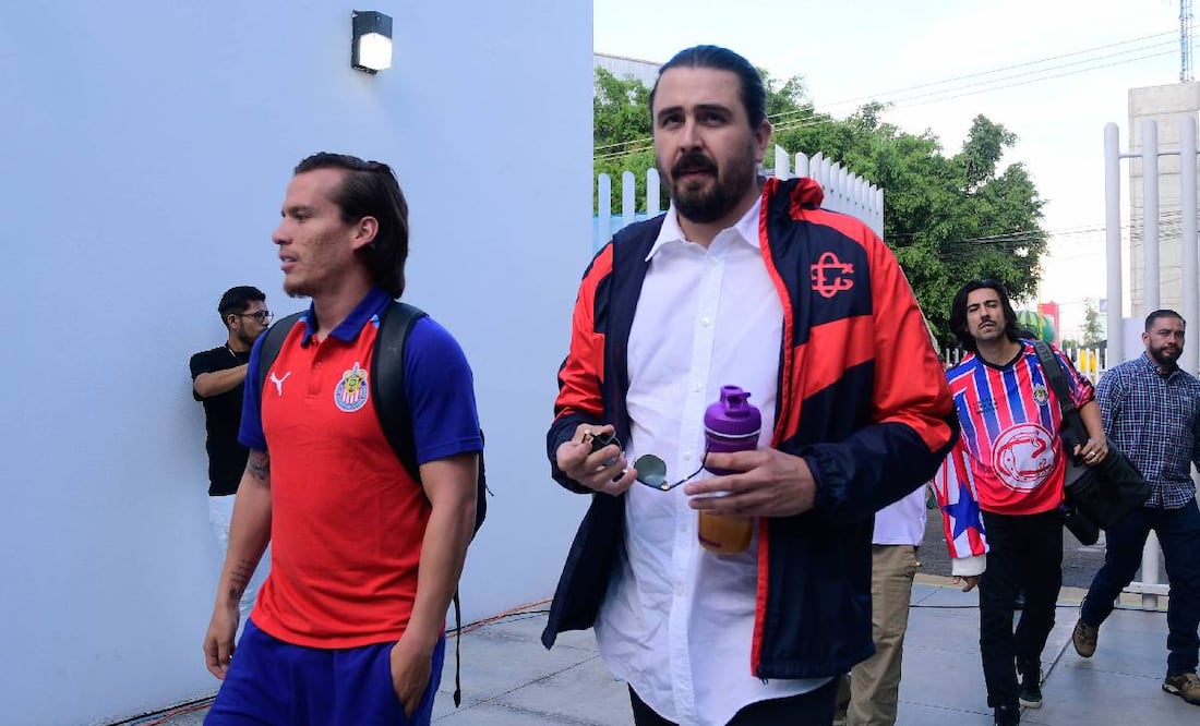 Amaury Vergara deseó buena suerte a los jugadores de Chivas antes de su debut en el Clausura 2025. Foto: Imago7