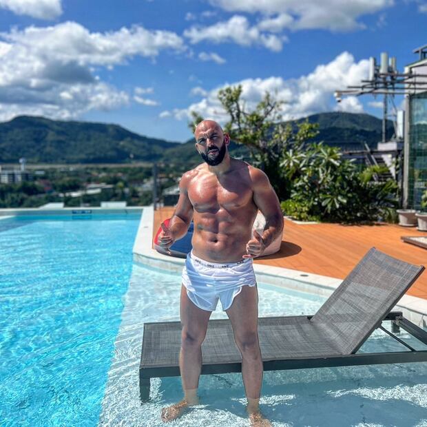 Yassine Cheuko posando. Fuente: Instagram @yasstcheuko