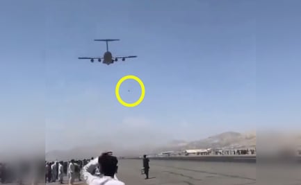 Video capta el momento en el que personas caen de un avión por huir de Kabul