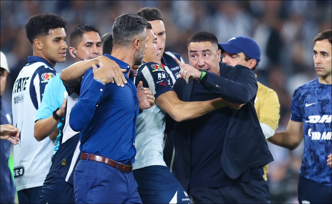 Martín Demichelis y Efraín Juárez se enfrascan en una calurosa discusión al término del partido. FOTO: Imago7