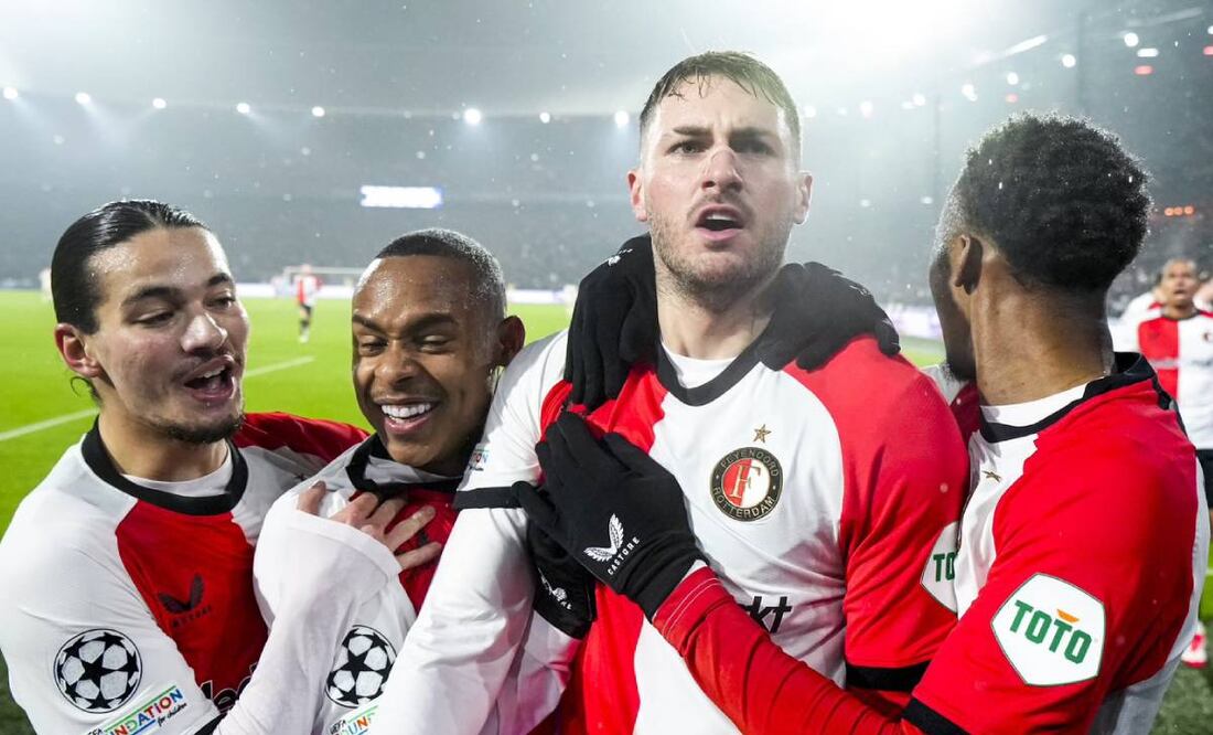 El mexicano quiere vivir el momento y no pensar nada sobre su posible salida del Feyenoord.   Foto: @Feyenoord.