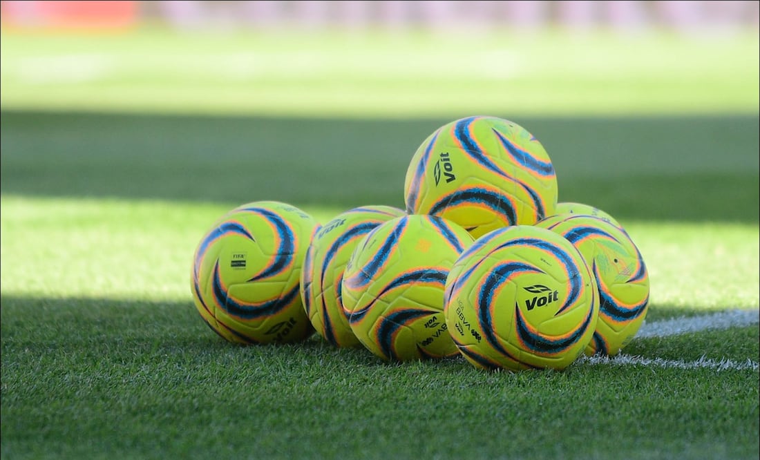 Balones Voit Tempest, previo a un partido del Clausura 2024. FOTO: Imago7