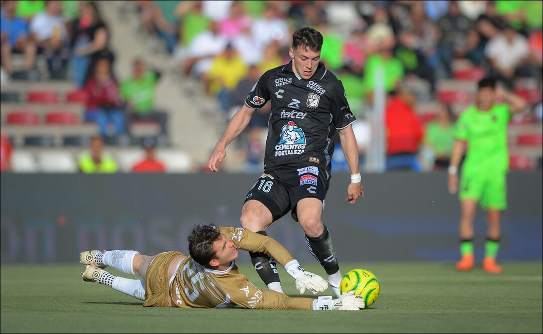 Federico Viñas intenta anotar ante la salida de Sebastián Jurado. FOTO: Imago7