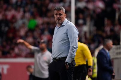 Aficionado de Chivas interrumpe conferencia de prensa; exige la renuncia de Óscar García