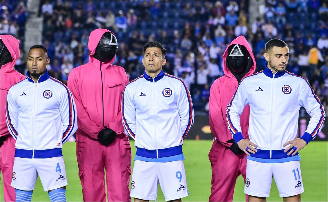 Guardianes de la serie 'El Juego del Calamar' acompañaron a los jugadores de Cruz Azul en el duelo ante Xolos. FOTO: Imago7