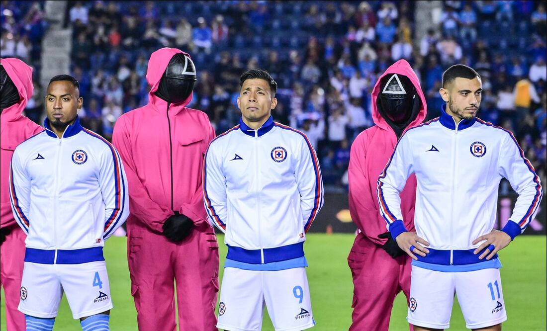 Guardianes de la serie 'El Juego del Calamar' acompañaron a los jugadores de Cruz Azul en el duelo ante Xolos. FOTO: Imago7