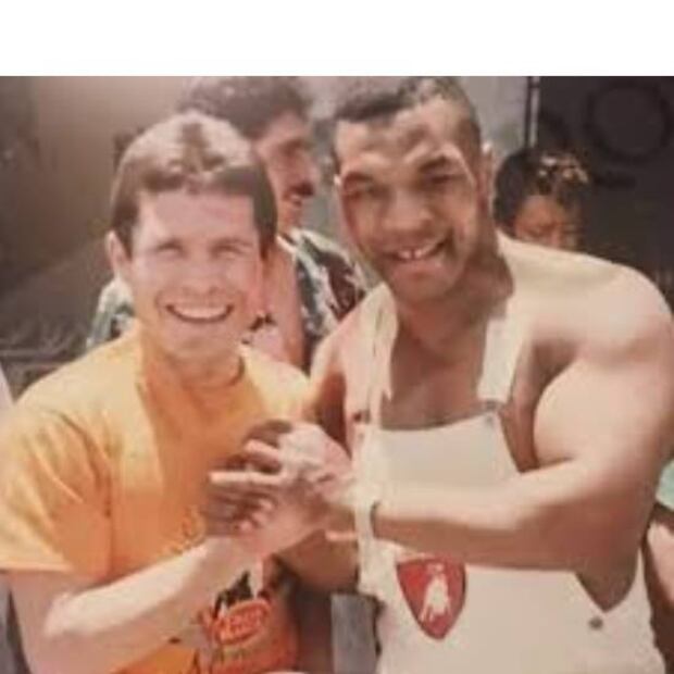 En octubre de 1988, Mike Tyson visitó México para el bautismo del primer hijo de Julio César Chávez. Foto: Especial