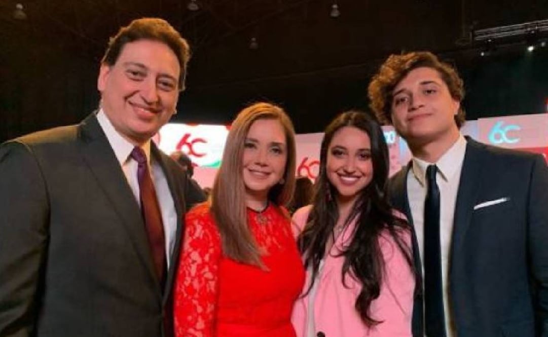 Enrique Burak posa para la foto junto a su familia. FOTO: Especial