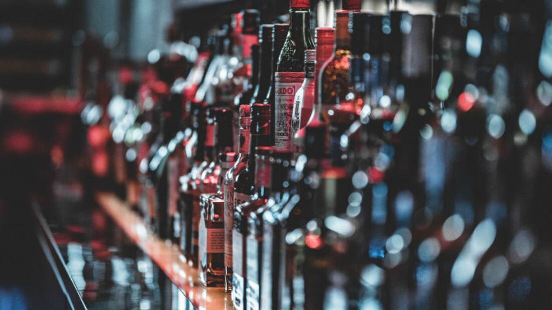 ¿Qué es el alcohol adulterado y cómo daña a tu cuerpo?