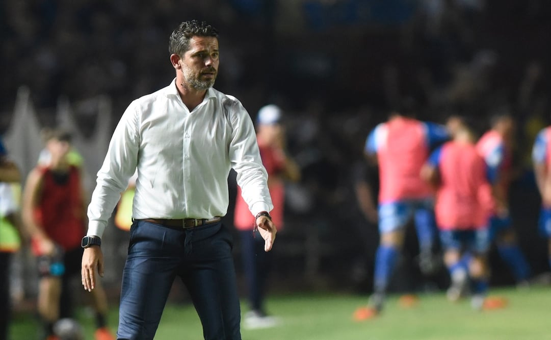 Fernando Gago dando instrucciones, durante un partido de Boca Juniors - Foto: EFE