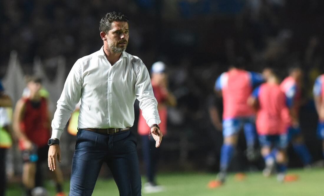 Fernando Gago dando instrucciones, durante un partido de Boca Juniors - Foto: EFE