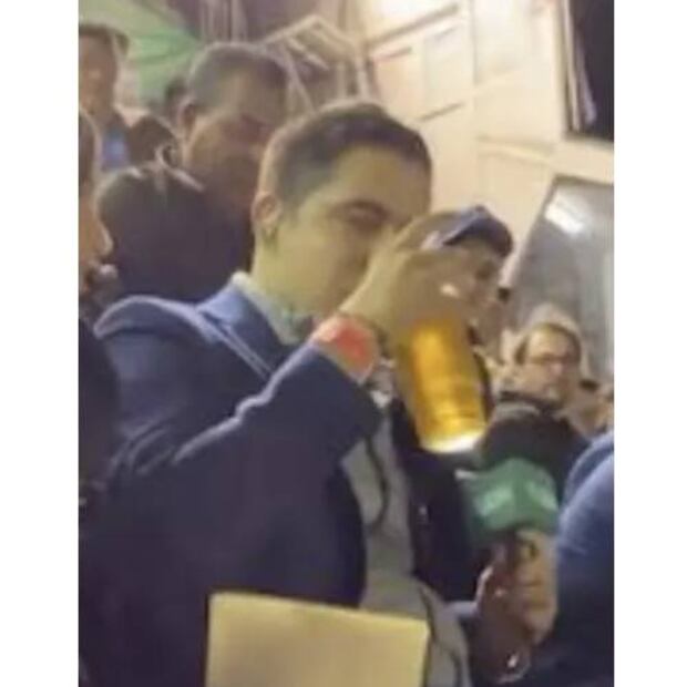 Andrés Vaca se tomó una cerveza con 'aficionados' durante la transmisión de TUDN en la tribuna. Foto: Especial