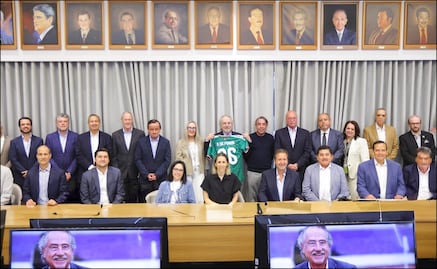 Decio de María recibe reconocimiento de la FMF por su gestión al frente del futbol nacional
