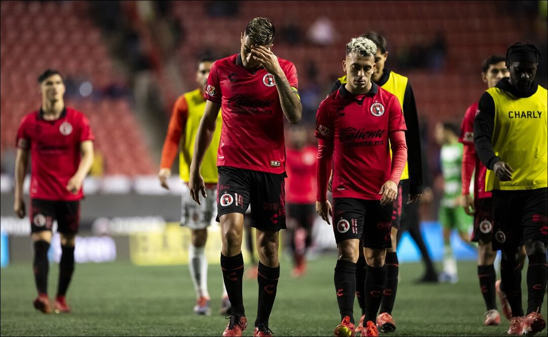 Jugadores de los Xolos salen cabizbajos tras un partido del Clausura 2024. FOTO: Imago7