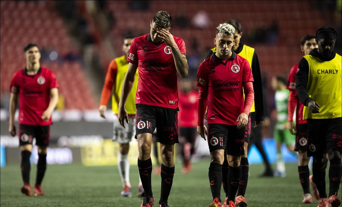 Jugadores de los Xolos salen cabizbajos tras un partido del Clausura 2024. FOTO: Imago7