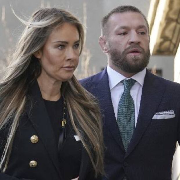 Conor McGregor, acompañado por su pareja Dee Devlin, afuera de la Corte de Dublín, en Irlanda. FOTO: AP