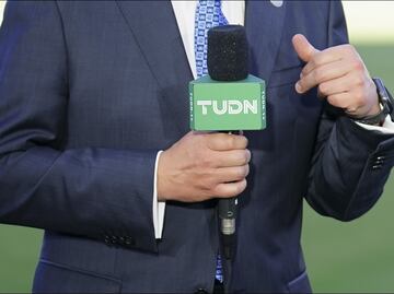 Legendaria voz de la narración deportiva de Televisa se encuentra internado y solicita donadores