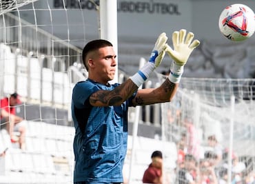 Alex Padilla, portero mexicano, debutó con un autogol como titular del Athletic de Bilbao