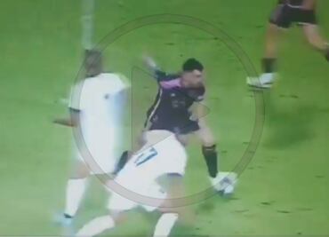 ¡Como Oliver Atom! Lionel Messi se quitó con mucha facilidad la mitad de los jugadores de El Salvador