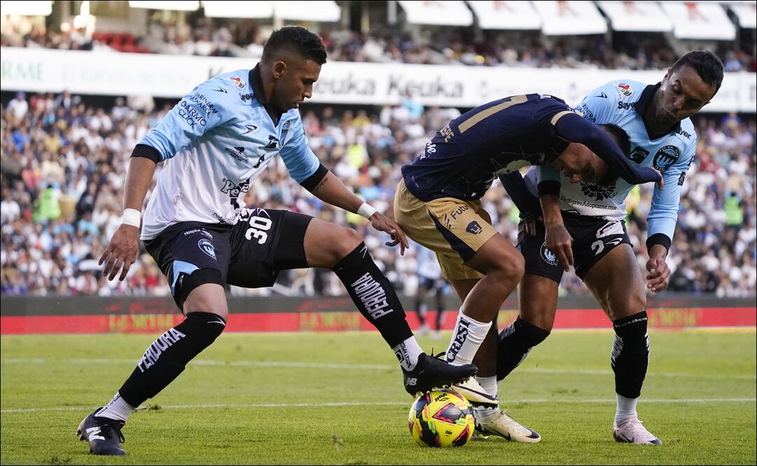 Piero Quispe intenta salir avante en medio de Jesús Piñuelas y Omar Mendoza, durante el partido de la jornada 2 entre Gallos Blanco y Pumas. FOTO: Imago7