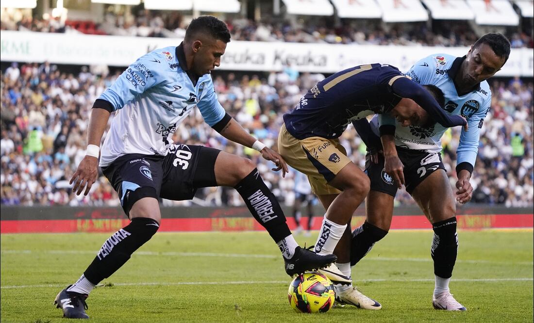Piero Quispe intenta salir avante en medio de Jesús Piñuelas y Omar Mendoza, durante el partido de la jornada 2 entre Gallos Blanco y Pumas. FOTO: Imago7