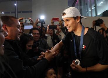 Marco Verde boxeador que conquistó la plata en Paris 2024 regresó a México como una superestrella