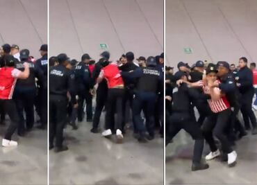 Aficionado de Chivas perdió la cabeza tras el Clásico y golpeó por la espalda a un policía