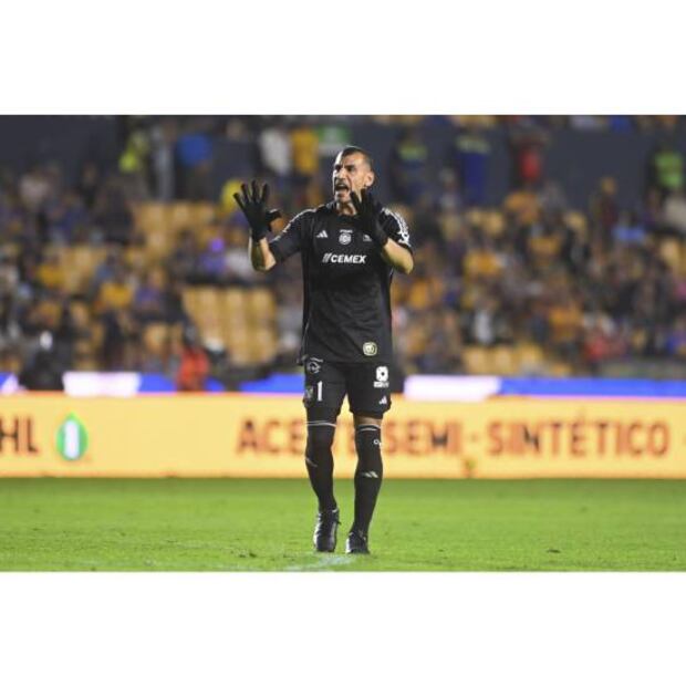 Nahuel Guzmán varias veces le dijo de todo a la afición de Tigres durante el partido ante Juárez. Foto: Imago7