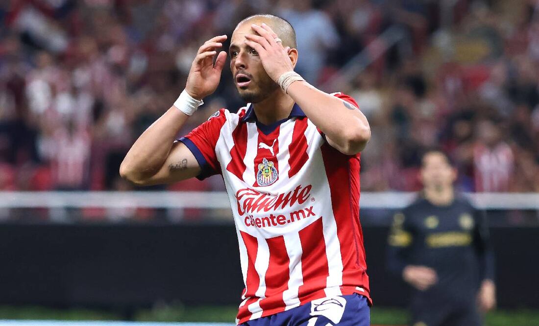 Chicharito Hernández se lamenta luego de fallar una clara de gol ante el Toluca. Foto: Imago7