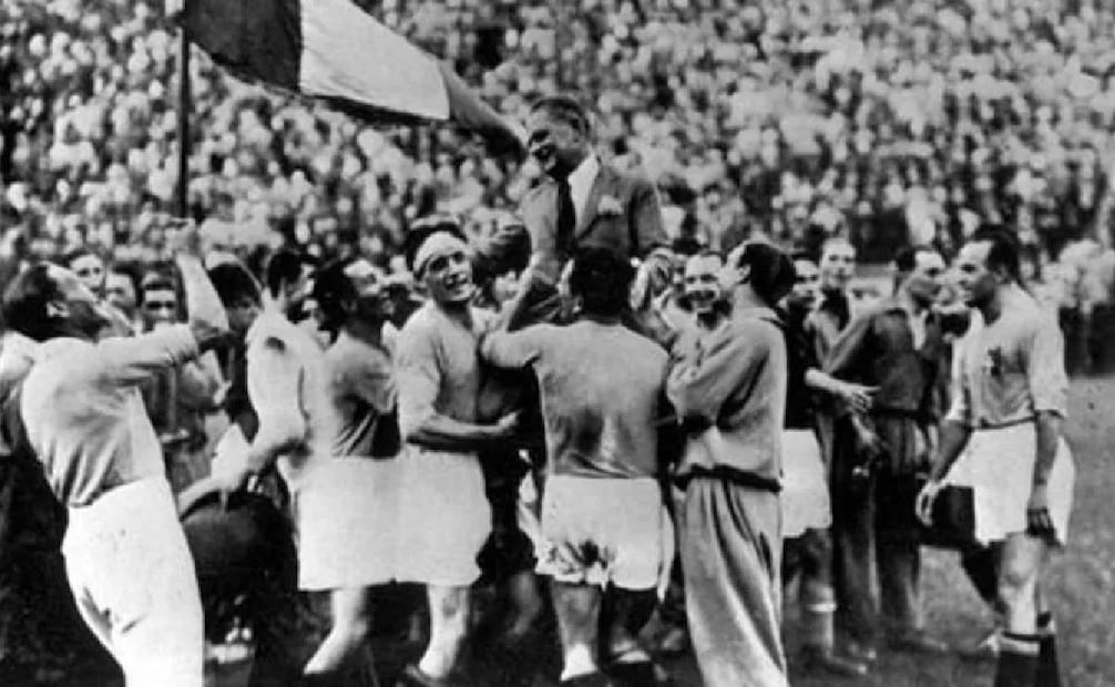 La selección de Italia, amenazada por Benito Mussolini, salvó la vida tras ganar el Mundial de 1934. Foto: Especial