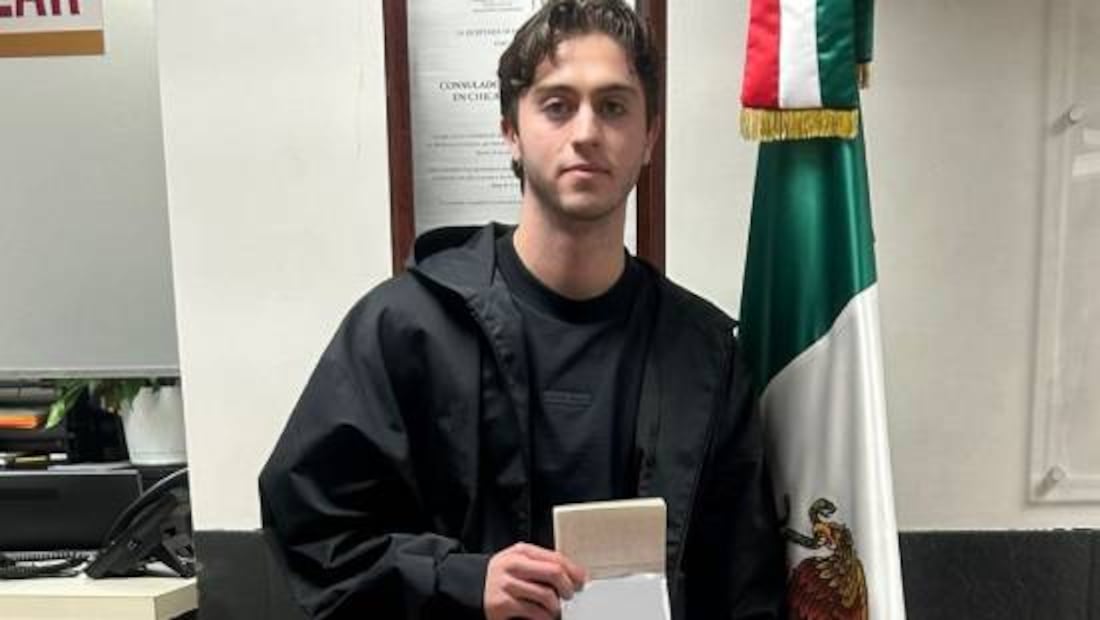 Brian Gutiérrez presume su pasaporte mexicano y ahora podrá jugar con la Selección Nacional. Foto: Especial