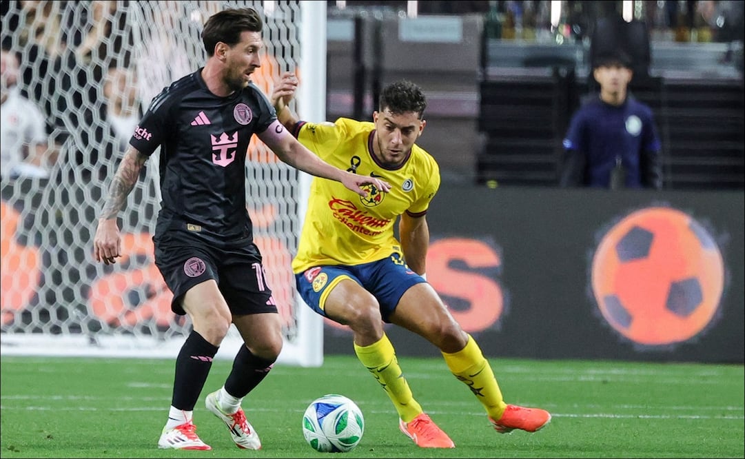 Lionel Messi, del Inter Miami, intenta burlas a Sebastián Cáceres, del América, en su duelo en el Allegiant Stadium. FOTO: AFP